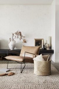 Sessel auf Teppich mit Korb davor