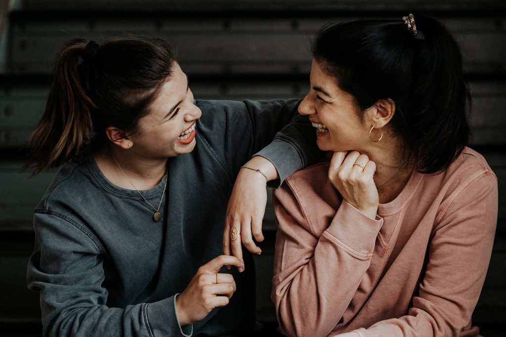 zwei Personen in Vintage Sweater grau und rosé