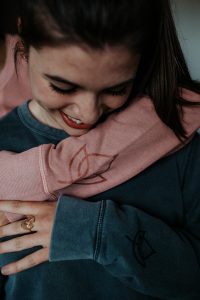 Detailaufnahme Logo auf Sweatshirtärmel grau und rosé