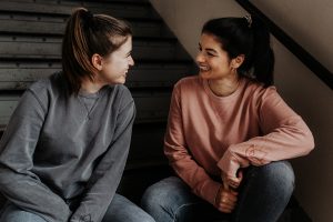 zwei Personen in Vintage Sweater grau und rosé