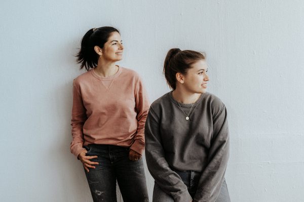 zwei Personen in Vintage Sweater grau und rosé
