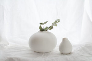 weisse Vasen rund