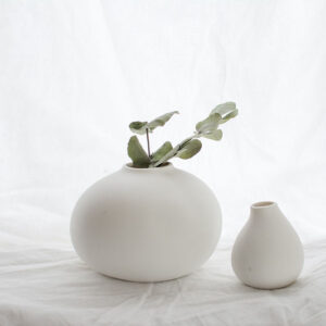 weisse Vasen rund