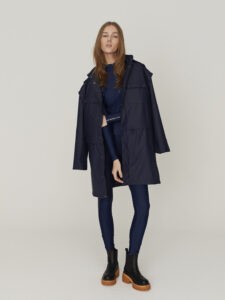 Frau mit blauer Regenjacke