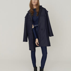 Frau mit blauer Regenjacke